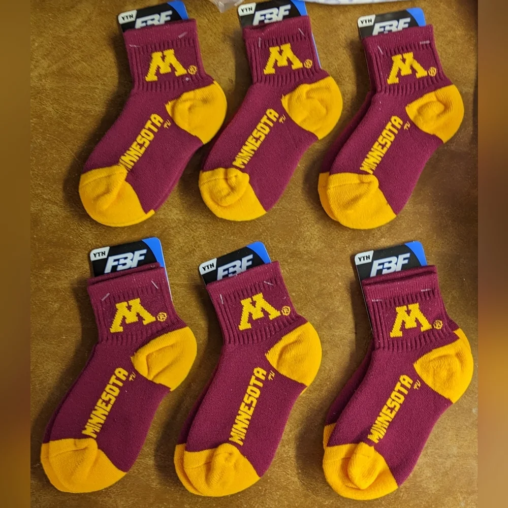 New Kids Boys Youth Minnesota Basketball Maroon and Gold Thick Socks, T2MIS-A